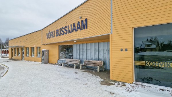 Võru bussijaamast saab endiselt soetada piletit ja küsida infot reisiplaanide koostamise ning ümberistumiste kohta. Piletiostjaid jaamast on aga vaid käputäis. Teenusepakkujal on suund võetud tulevikku, mil loodetakse bussijaama teisigi teenuseid koondada. Foto: AIGAR NAGEL